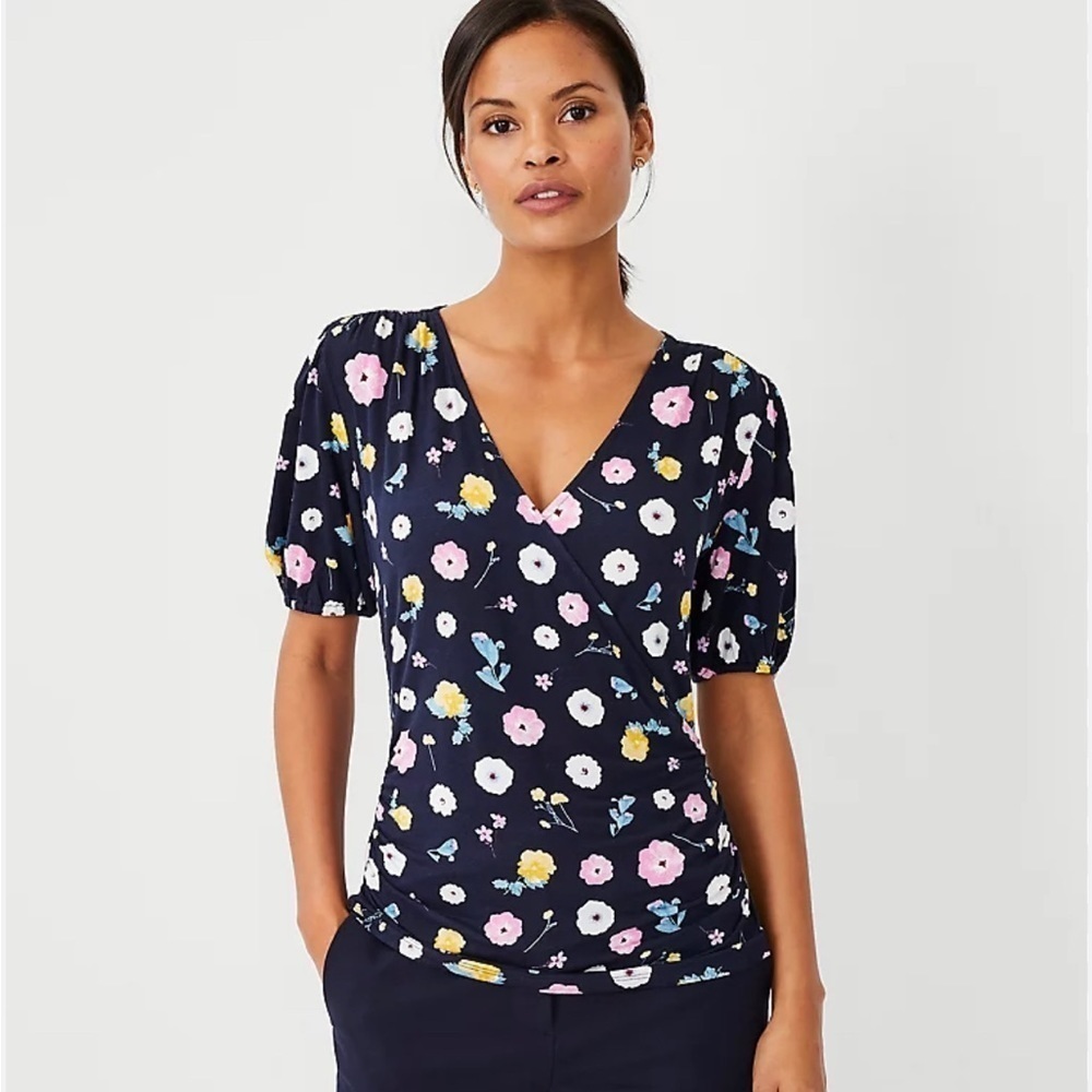 🏷️NWT Ann Taylor Floral Faux Wrap Blouse Navy‎ Blue V Neck Puff Sleeves Medium